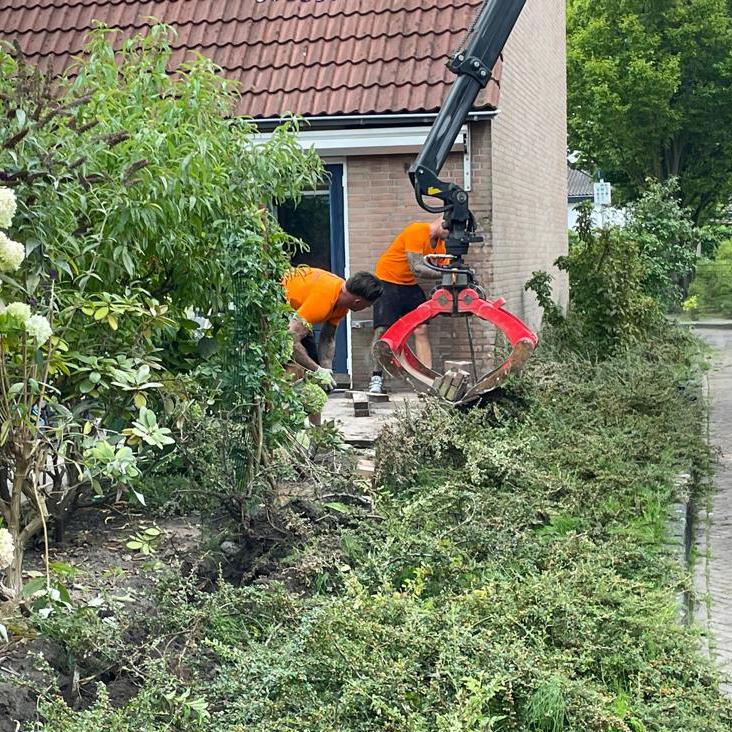 Hovenier aan het werk met schuttingpanelen